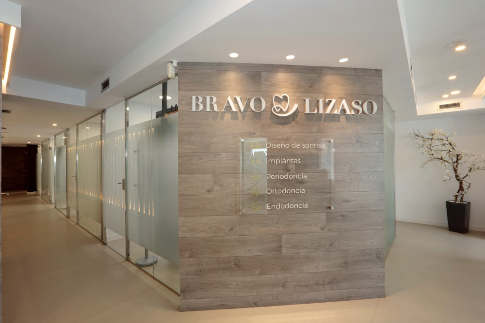 Bravo & Lizaso es una clínica dental situada en la playa de la Concha en Donostia - San Sebastián que ofrece estética dental, ortodoncia invisible Invisalign, implantes dentales y odontopediatría