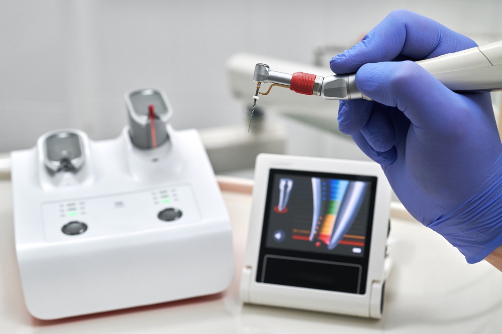 En la clínica Bravo & Lizaso utilizamos la endodoncia rotatoria mecanizada con lo que realizamos el tratamiento de manera más rápida y precisa que la técnica manual tradicional