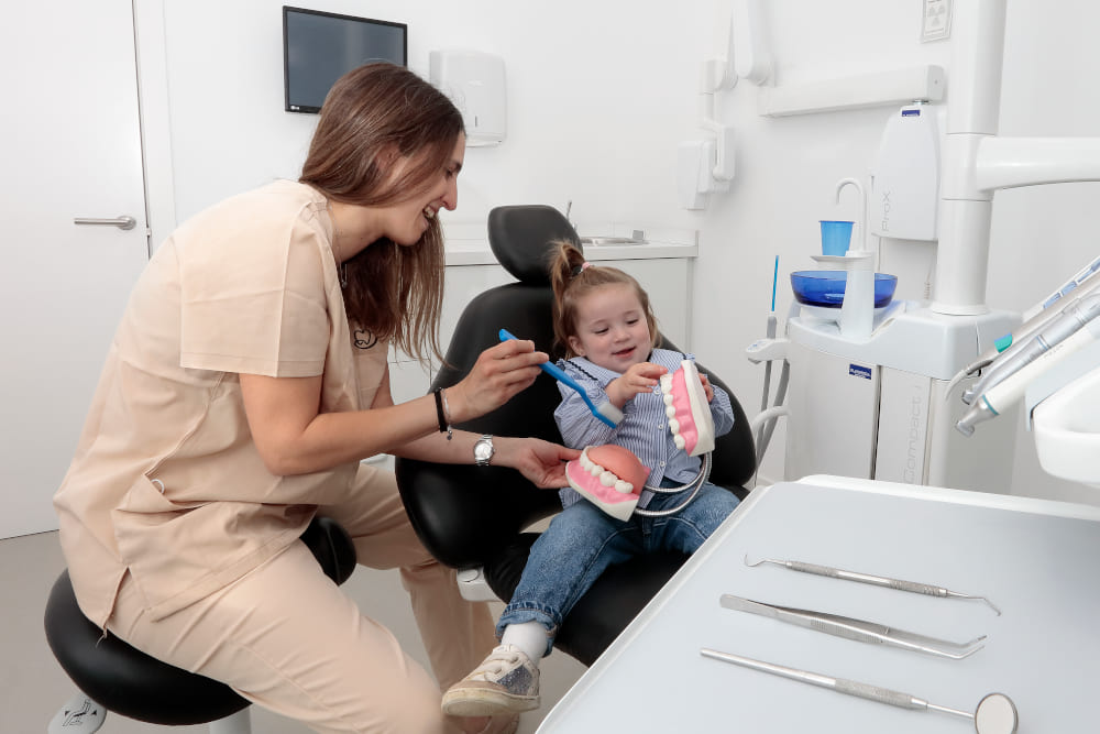 En nuestra clínica dental nos encargamos de la salud bucodental de bebés, niños y adolescentes: primera visita, Odontología preventiva y Ortodoncia interceptiva