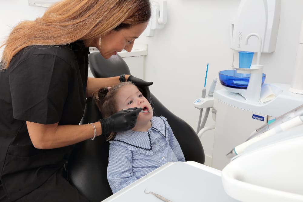 En nuestra clínica dental nos encargamos de la salud bucodental de bebés, niños y adolescentes: primera visita, Odontología preventiva y Ortodoncia interceptiva