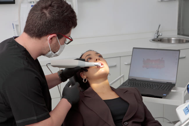 En Bravo & Lizaso te ayudamos a alinear tus dientes sin la necesidad de utilizar brackets, prueba la ortodoncia invisible