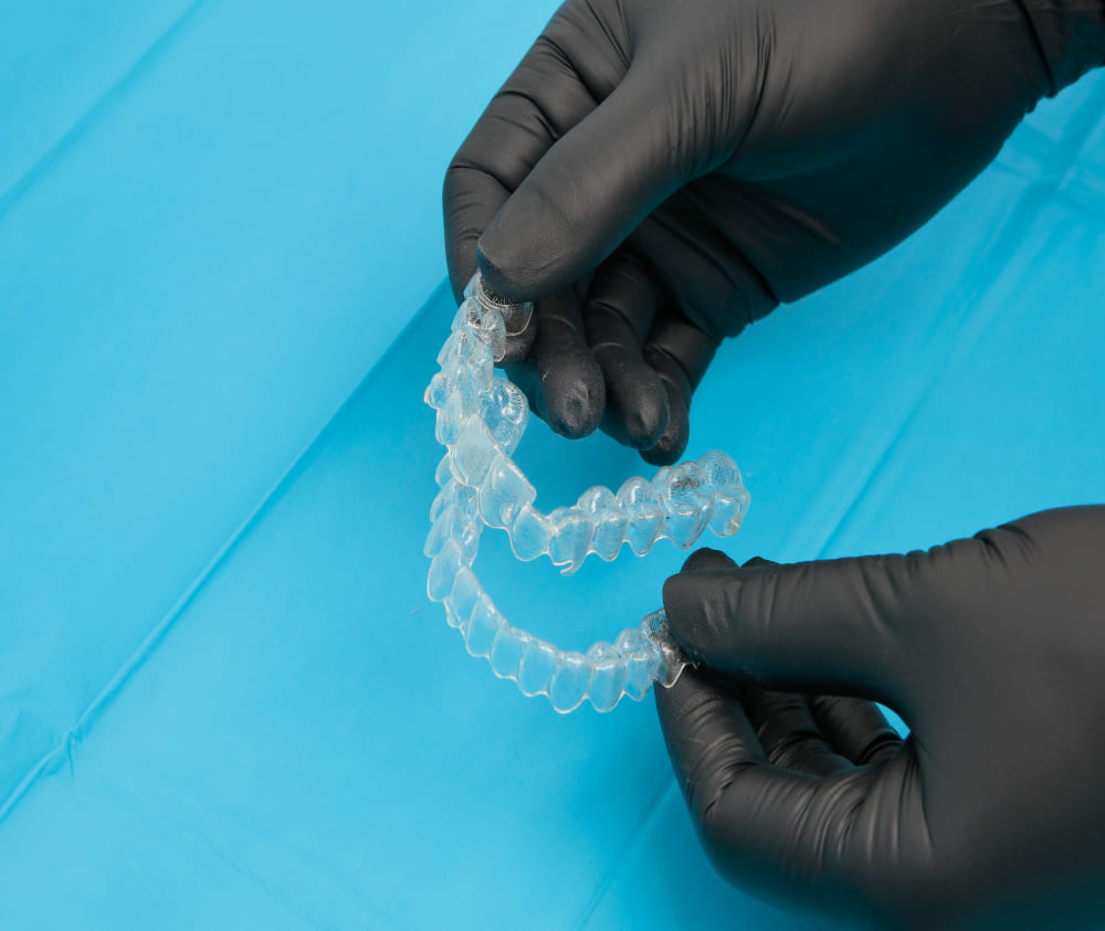 En Bravo & Lizaso te ayudamos a alinear tus dientes sin la necesidad de utilizar brackets, prueba la ortodoncia invisible