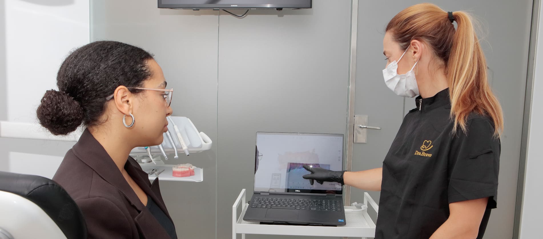 Cuida tu salud con un dentista de confianza, en Bravo & Lizaso cuidamos tu salud y tu estética dental, corrige tu sonrisa con ortodoncia invisible o implantes dentales, realizamos endodoncias y periodoncias, también somos dentistas para niños (odontopediatría)